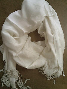 ผ้าคลุมไหล่ผ้า Pashmina สีขาวสไตล์สี่เหลี่ยมดีไซน์เรียบ - Product Image 4