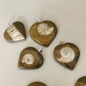 Collier en pierre naturelle marron en forme de cœur avec finition polie, design ammonite - Product Image 1