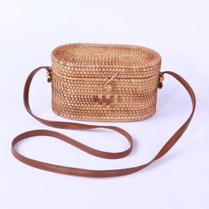 Vente en gros de sac en rotin rond élégant pour femmes avec doublure en lin sac à main à la mode avec fermeture de couverture du Vietnam - Product Image 1