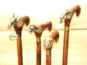 Bâtons de marche en bois de conception antique personnalisée avec poignée en laiton animal pour la randonnée - Product Image 2