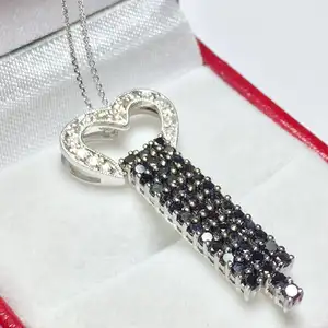 Colgante de llave Diamante natural de 0,80 quilates Oro blanco de 14K Colgante de diamante blanco y negro personalizado Diamante de oro de 14K - Product Image 1