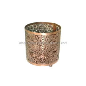 Portavelas de metal candelita candelabros decorativos de metal dorado forma cuadrada perforada portavelas votivo con Base - Product Image 2