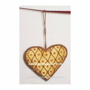 Adorno Navideño Colgante con Bordado Zari en Forma de Corazón - Product Image 1