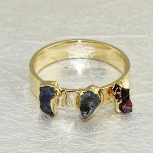 Anillo de múltiples piedras preciosas naturales en bruto de venta rápida, anillo con borde galvanizado de oro amarillo de latón para mujer, anillo de boda y compromiso de tamaño grande - Product Image 1