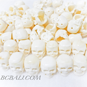 Precio al por mayor mano talla de hueso de vaca cráneo colgante diseño único 100 piezas de envío es gratis - Product Image 2