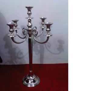 Grand candélabre en métal argenté pour décoration de mariage pour ajouter des touches élégantes - Product Image 1