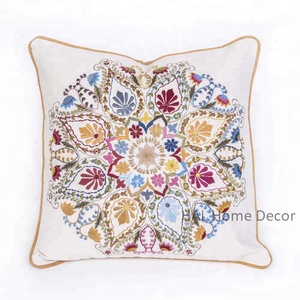Housse de coussin brodée personnalisée par un designer, coussin décoratif en coton, vente en gros de housse de coussin mandala - Product Image 1