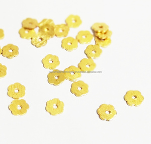 Disque de fleurs plaqué or brossé-Perles de découverte de bijoux - Product Image 1