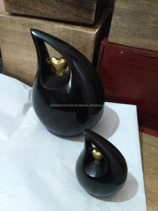 Urne funéraire en métal de style américain Legend - Design unique par Brassworld India - Product Image 6