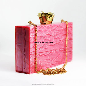 Pochette carrée en résine acrylique faite à la main avec paillettes blanches et bouton fleur - Product Image 5