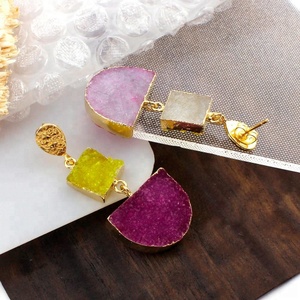 Paires de boucles d'oreilles en or électroplaqué jaune et rose Agate Druzy goutte d'eau - Product Image 2