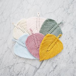 Creaciones Hechas a Mano, Pequeña Pluma de Macramé |   Hoja de Macramé |   Adorno de Macramé - Product Image 1