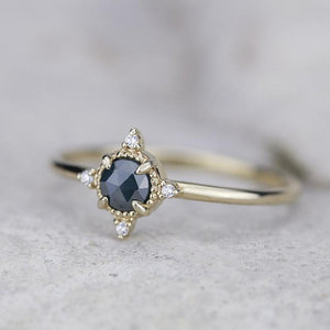 Bague de fiançailles en or jaune 14 carats avec diamant noir rustique naturel de 0,60 carat, diamant sel et poivre - Product Image 3