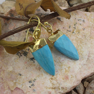 Pendientes de tuerca con forma de punta de flecha turquesa howlite con diamante y Perla chapado en oro lindo regalo de joyería de fiesta para mujer - Product Image 1