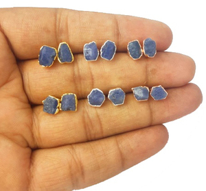 Boucles d'oreilles clous en saphir brut bleu - Pierre de naissance de septembre, cadeau de mariage et de fiançailles, matériau en alliage - Product Image 1