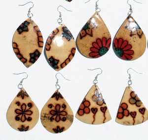 ต่างหูแฟชั่นแบบชาวเปรูทำด้วยมือลายมะพร้าวธรรมชาติพร้อมดีไซน์ภาพวาดดอกไม้ที่ซับซ้อนสำหรับเครื่องประดับชุดอเมซอน - Product Image 1