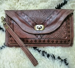 Portefeuille long en cuir pour femme, style marocain, motif géométrique traditionnel, décoration à lettres, pochette à rabat avec boucle et crochet - Product Image 2