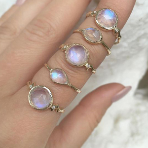 แหวนมูนสโตนสีรุ้งชุบทองดีไซน์ทันสมัยสำหรับผู้หญิง - Product Image 1