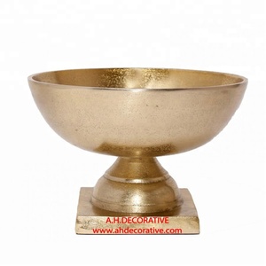 Florero de Aluminio con Acabado en Oro Rosa Antiguo de Alta Calidad con Soporte y Base Cuadrada en Venta - Product Image 1