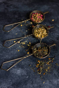 ที่กรองชาโลหะทองเหลืองสีทองแบบโบราณมีด้ามยาวที่กรองชาแบบทอมือสำหรับเครื่องครัวที่กรองใบชาแบบหลวม - Product Image 3