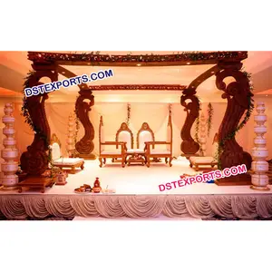 インドの結婚式の正方形の木製の曼荼羅4つの柱の木製の孔雀の曼荼羅の結婚式のエレガントな木製の刻まれた曼荼羅