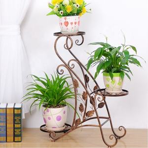 Elegante soporte de planta de metal de 3 niveles con hermoso diseño de hoja perfecto para exhibición de plantas de interior y exterior - Product Image 1