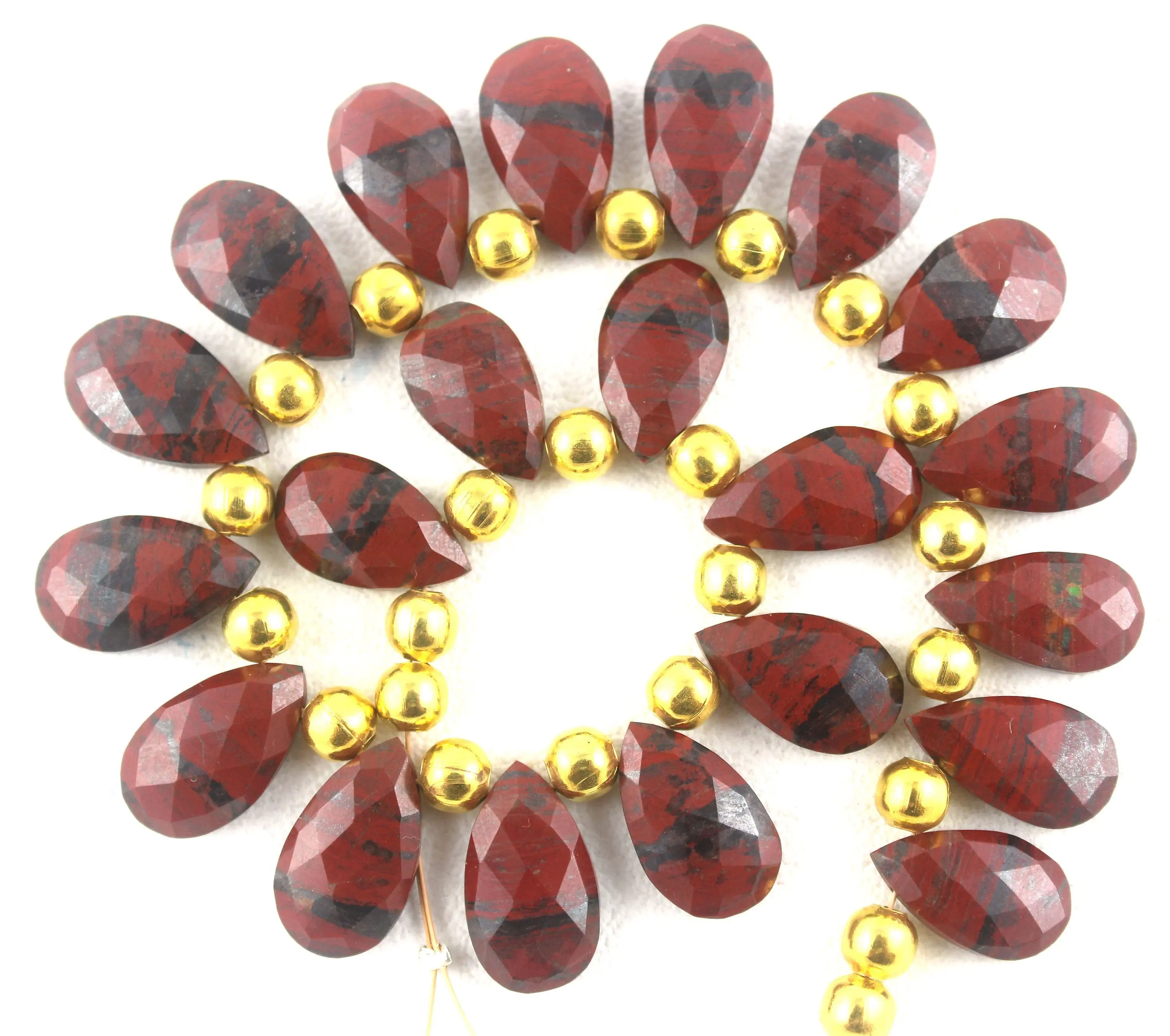 Perle di Briolette a forma di pera sfaccettate a 1 filo di alta qualità pietra preziosa di diaspro rosso naturale per la creazione di gioielli all'ingrosso