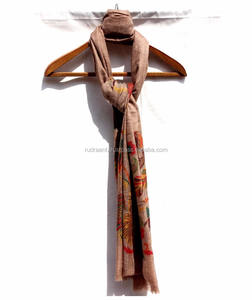 Écharpe et châle traditionnels en laine d'agneau brodés à la main de qualité supérieure de luxe fait à la main - Product Image 3