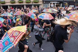Petits parapluies brodés indiens de poche Design classique Décoration de fête en plein air de mariage et de noël Contrôle manuel - Product Image 2