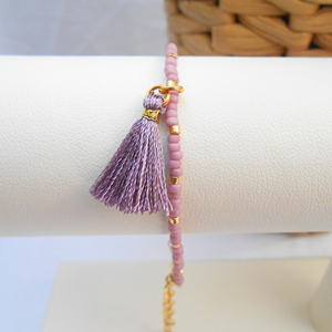 Bracelet tendance Honeysuckle - bracelet en perles violettes avec pompon - Product Image 1