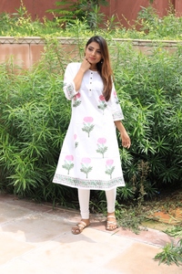 Áo <span class=keywords><strong>Kurti</strong></span> nữ in chìm họa tiết Mughal, chất liệu cotton trắng, kiểu dáng thẳng, trang phục Ấn Độ, thích hợp cho tiệc tùng, lễ hội, công sở, xuất xứ Ấn Độ & Pakistan - Product Image 3