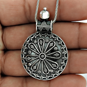 Solide 925 Sterling Oxydé Argent Forme Ronde Style Ethnique Pendentif Indien Artisan Bijoux Faits À La Main Direct Usine Prix Inde - Product Image 1