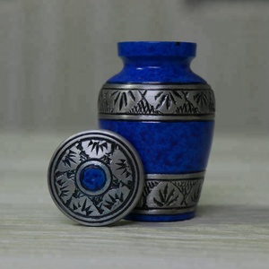 Urna pequeña de recuerdo roja de aluminio, urna de cremación de 3 pulgadas cúbicas para restos humanos para decoración del hogar y uso funerario, fabricada en la India - Product Image 6