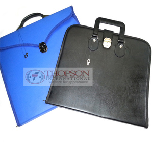 Étui maçonnique Regalia étui à tablier en cuir et tissu fait à la main avec détail brodé au point de croix complexe pour une utilisation franc-maçon - Product Image 1