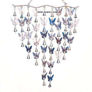 Papillon en bois fait à la main suspendu avec des perles colorées et des cloches à cône en métal pour la décoration de la maison et du jardin - Product Image 5