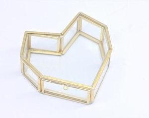 Coffret cadeau de bijoux de luxe en acier et verre en forme de coeur doré pour stocker et exposer des pièces précieuses - Product Image 2