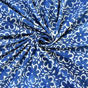 Tela de Voile 100% Algodón, Estampada a Mano con Bloques Florales en Azul Índigo Natural, de Alta Resistencia y Ligera, para Coser Camisas y Fundas para Niños - Product Image 2