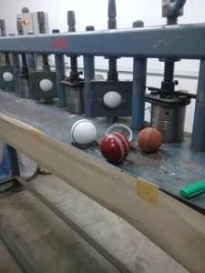 Bolas de grillo Rojas, cosido a mano, cuero tostado - Product Image 2