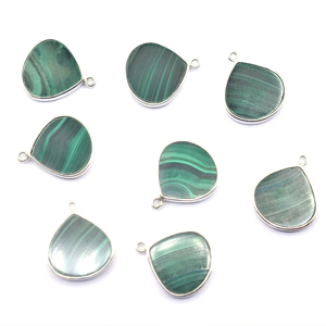 Colgante de Plata de Ley 925 con Bisel de Plata Chapada en Forma de Corazón de Malaquita, Joyería Hecha a Mano - Product Image 1