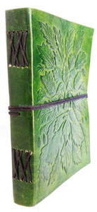 Diario de cuero verde vintage, diseño de hombre en relieve hecho a mano con cierre de correa, diario de calidad superior para escribir y escribir - Product Image 2