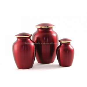 Juego de tres jarrones para cenizas de cremación de metal de urna de latón de estilo americano rojo de Brassworld India Suministros funerarios para adultos - Product Image 1
