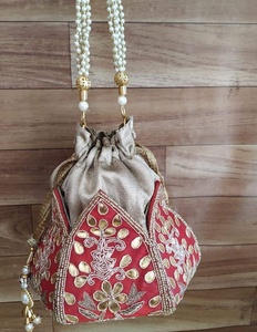 Bolso DE BODA hecho a mano con estampado de Patola con cadena para mujer Bolso bordado a bajo precio por LUXURY CRAFTS - Product Image 2