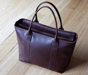 กระเป๋าหนังสีดำขนาดกลางกระเป๋าซิปมินิมอล AV-0050 - Product Image 4