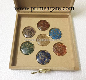 Boîte gravée avec mandala de chakra et ensemble de disques de chakra en orgone |   Ensemble de chakras 2018 dernier cri à vendre - Product Image 2