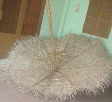 Parasol écologique en chaume avec motif en herbe de mer et feuilles de palmier, mobilier d'extérieur traditionnel du Vietnam - Product Image 4