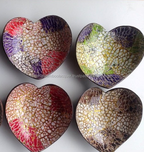 Cuencos de coco lacados metálicos con cáscara de huevo, diseño de artículo de corazón - Product Image 1