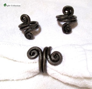 Décorations de mariage haut de gamme noires métal fait à la main spirale rond de serviette anneaux de serviette de mariage monogramme ronds de serviette - Product Image 1