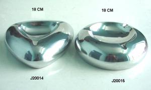 Cendrier en aluminium coulé carré et triangulaire en finition polie, également disponible en finition mate et en nickel, artisanat métallique - Product Image 5