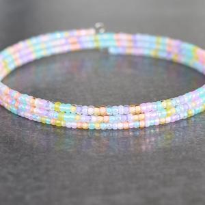 Bracelet en fil de mémoire pastel, bracelet en perles de rocaille pastel fait main, un réconfort artistique - Product Image 1
