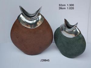 Vase à fleurs de table moderne avec finition à patine verte et bouche ovale disponible dans d'autres teintes Vase décoratif pour la maison en fonte d'aluminium - Product Image 3